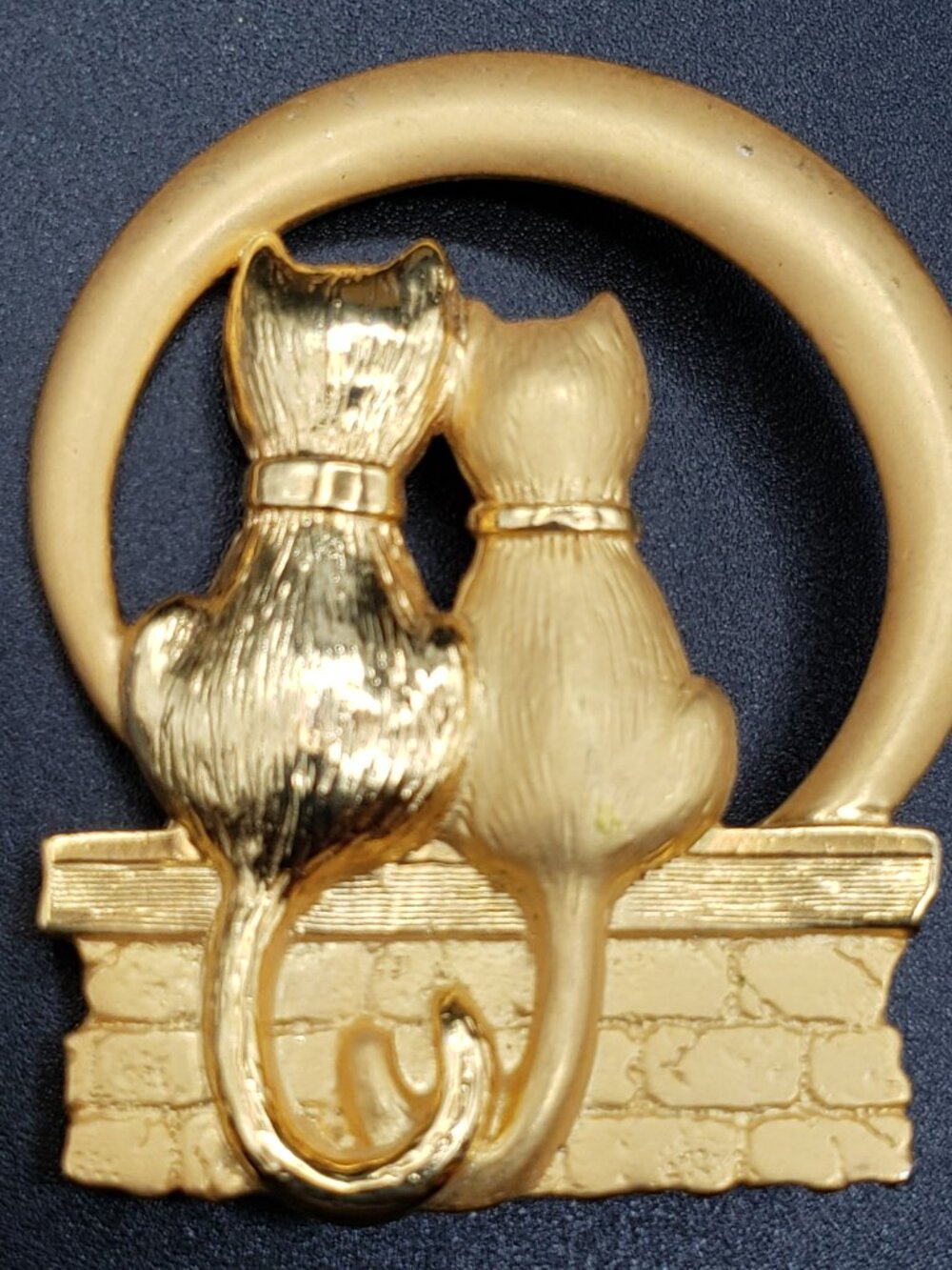 JJ Jonette Brooch Cat Lovers in Moon Silhouette Brick Wall Gold Tone Kittens - Picture 2 of 4
